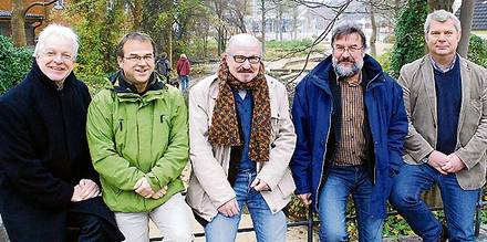 Auftraggeber und Auftragnehmer (v. l.): Professor Dr. Ralf Thiericke, Stefan Escosura und Michael Ruff vom Verein  Auftraggeber und Auftragnehmer (v. l.): Professor Dr. Ralf Thiericke, Stefan Escosura und Michael Ruff vom Verein